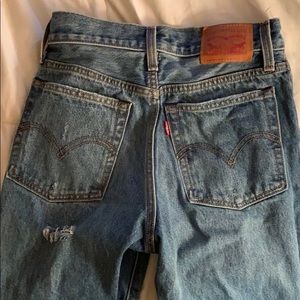 Levi cropped jeans .